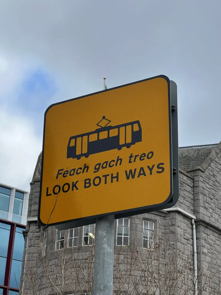 像是街道上提醒行人有雙向的輕軌警示牌，也是以愛爾蘭語及英語呈現。(Joy 攝於都柏林市區)