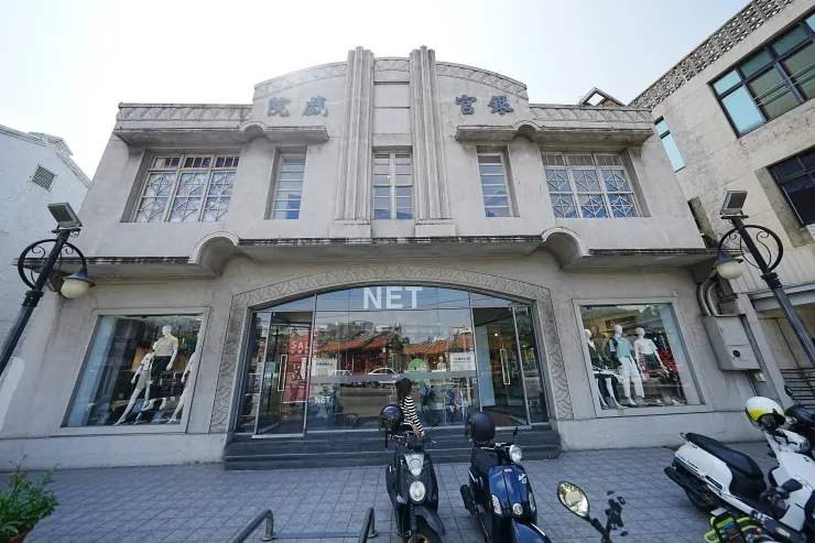 旁邊也是個有歷史的建築 - 銀宮戲院