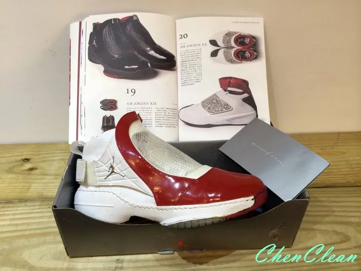 照片拍攝自2015年辰清潔創始店 喬丹鞋和書刊