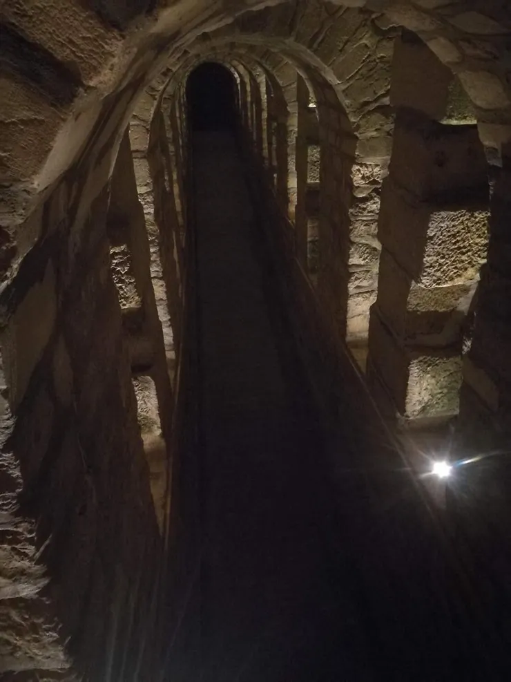 巴黎地下公墓的甬道（還在前端，比較不恐怖）