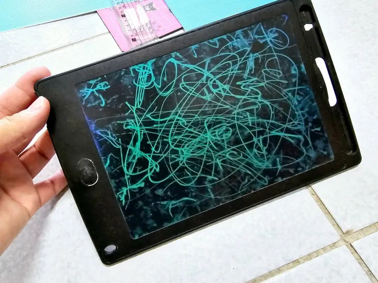 體驗愛塗鴉寶貝看過來!可自由裁切、牆壁、木板隨處可黏、白板