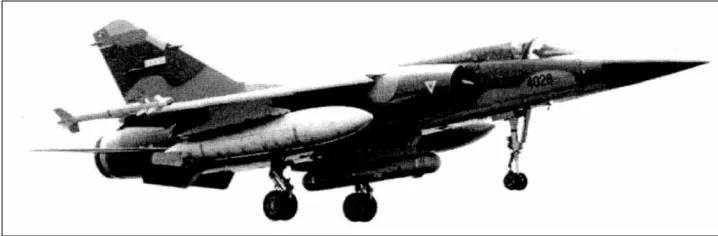 一架伊拉克的幻象F1戰鬥機，機腹下方是Syrel電子偵察吊艙，這套設備擁有高達250公里的截收距離，允許幻象待在國內就能安全的收集伊朗電磁活動。這就是法國裝備的另一大優勢:只要給錢，法國什麼都肯賣，無論現役與否，客製化或共同研發也不是問題。相較之下蘇聯外銷戰鬥機上雖然要比美國開放些，但相較於不太會降級外銷裝備的美國，蘇聯通常會特地推出降級型號 - 而且有時還要再細分成華約盟國降級型與其他非華約國家降級型。本就不算先進的航電再經歷這些降級與減配其效能就更差了。而且不僅限於戰機本身，蘇聯對電子戰吊艙與配套飛彈一類周邊管制同樣嚴格。