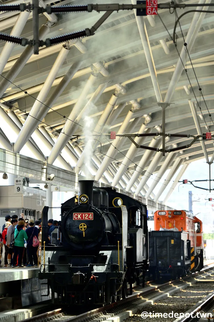 R153連同煤水車一起拉走，讓CK124成為目光焦點