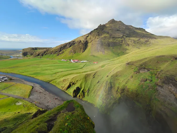 Skógafoss頂端的觀景台，遠眺瀑布之水續往南流及河岸美麗的山脈。