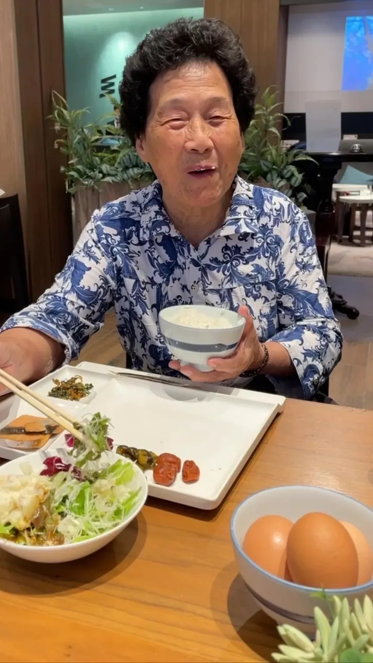 開心吃美味早餐的阿嬤