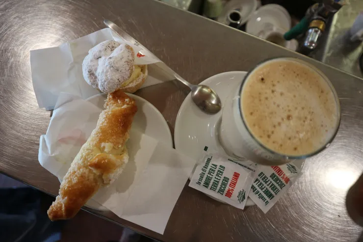 這樣一杯咖啡兩份甜點不用5歐，雖然要站著吃，但我愛這種在地感！