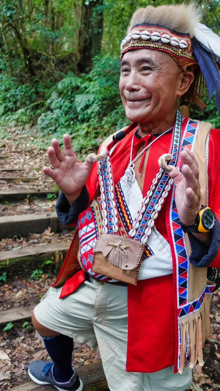 鄒族傳統服裝~身上貝殼物以稀為貴在山上可是寶貝ㄋ