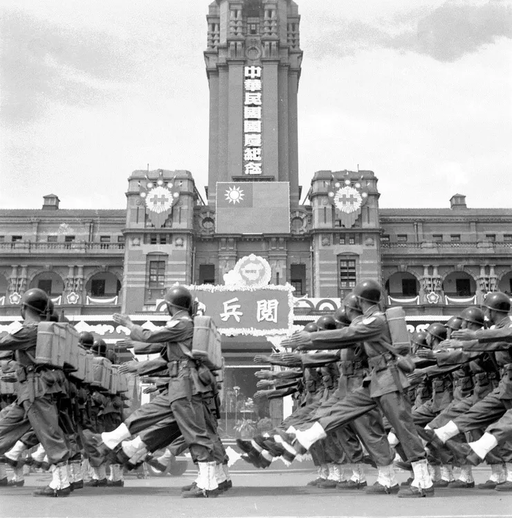 國慶日閱兵大典中,陸軍隊伍整齊劃一地通過府前廣場,由美軍顧問團協助整隊。(圖片來源:中央社)