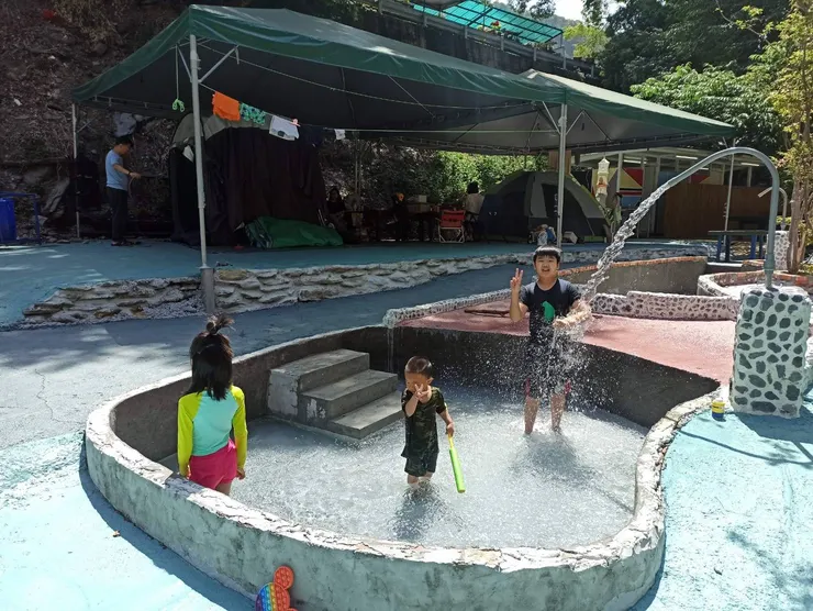 帳篷搭在雨棚區,前方有個小池子。