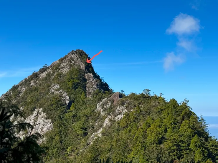 OMG!!!這就是我們剛剛翻過的90度垂直岩壁耶！！