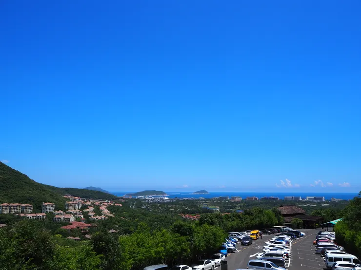 亞龍灣，要坐纜車上山。