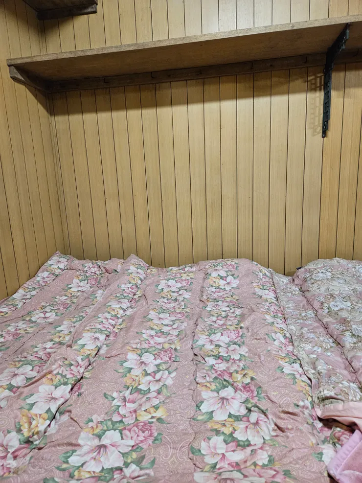 晚上睡覺是棉被跟枕頭