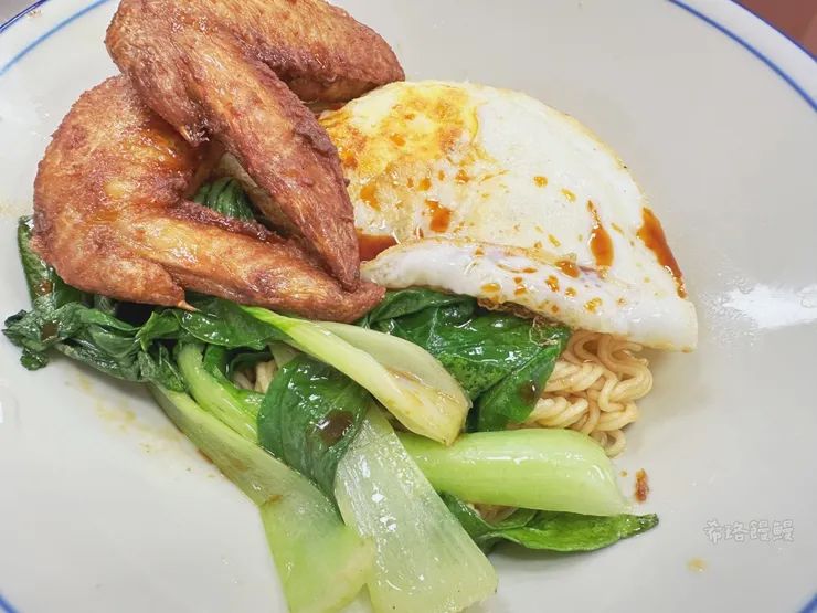 公仔麵長得像泡麵，咬起來卻有嚼勁許多，拌上甜醬汁拌炒，別有一番風味。薄皮雞翅香香脆脆，裡面的雞肉卻溜滑軟嫩，口感很讚，唯一不習慣的是那吃不出甜鹹的味道，很是讓人糾結