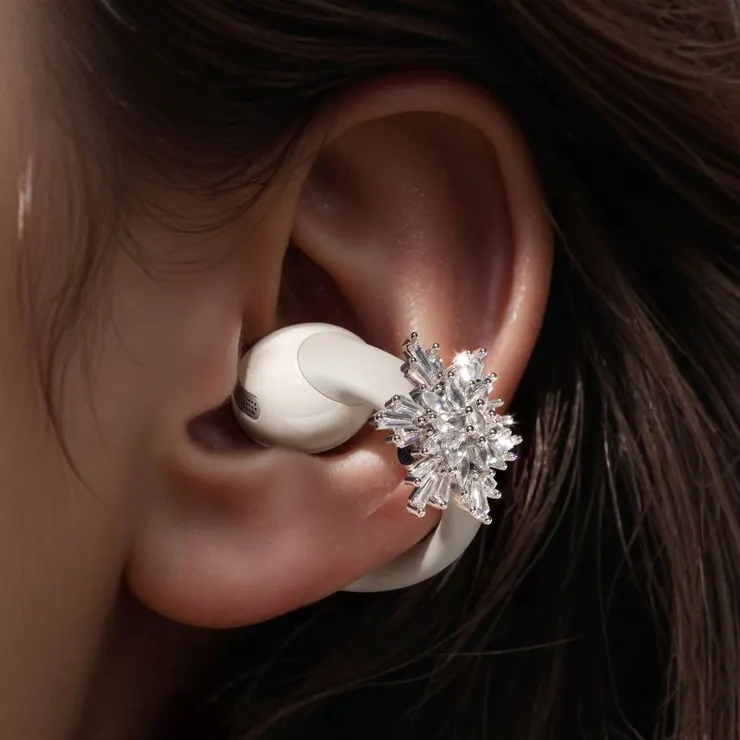 ▲時尚水晶耳飾以簡約卻不失亮點的設計，為雙耳造型再添亮點。