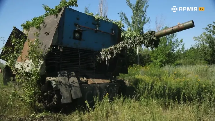 龜甲坦克的正面輪廓相當高聳，有另外裝置一顆前照大燈。(畫面來源：Армія TV)