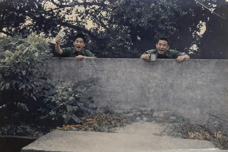 阿兵哥隔著圍牆買東西(場景真實 人物AI生成)