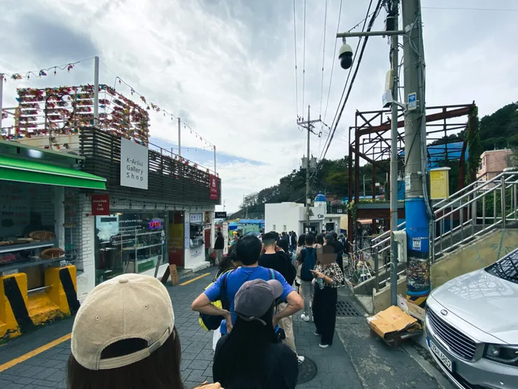 排隊和小王子雕像拍照的人龍