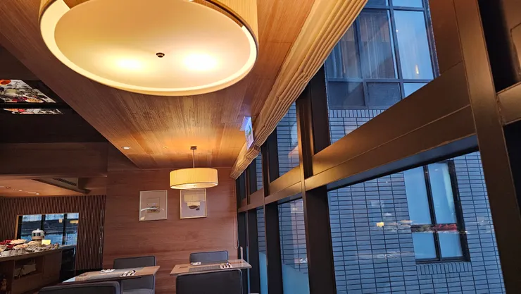 入座時服務人員請我們要小心桌子上的這個電燈!相當貼心!