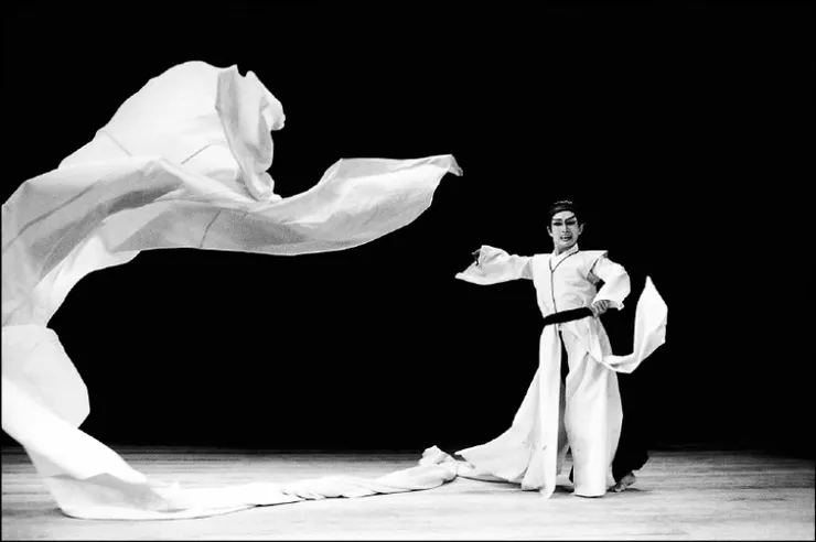 林懷民演出《寒食》。(王信攝影,雲門舞集提供)翻攝自自由藝文