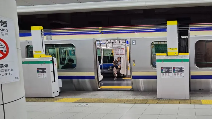 橫須賀.總武快速線之E235系-1000番台列車。仍然保留車身色帶。