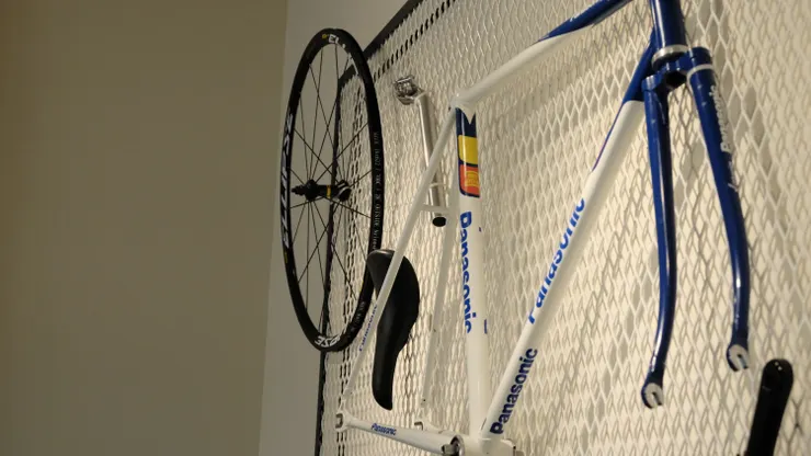 牆面展示少見的日本國際牌車架