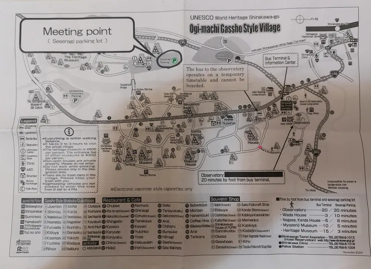 這是合掌村的地圖，粉紅色的點就是登上觀景台步道的入口