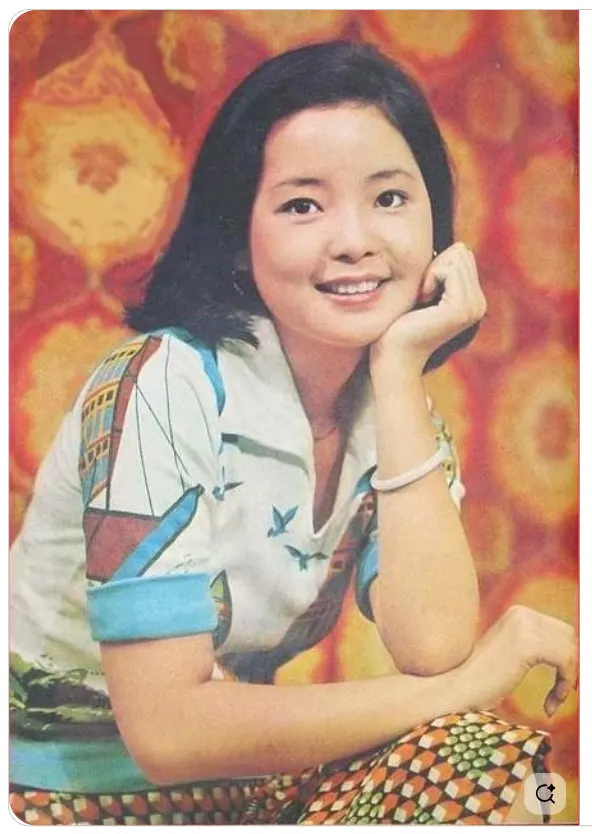 鄧麗君年輕時流行的化纖服裝,色彩鮮艷