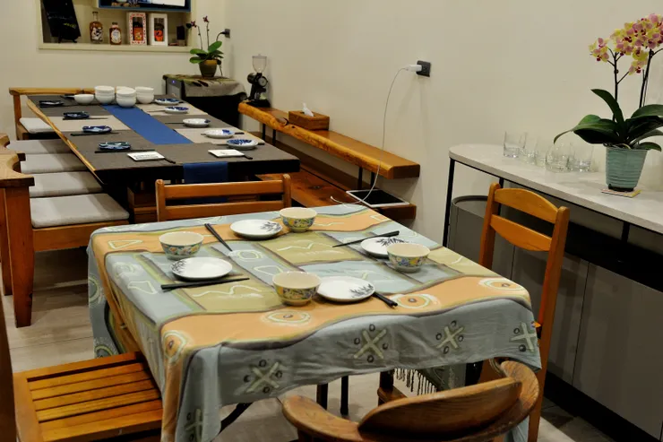 【寧靜的下午餐桌碗筷杯盤已就位，葷素料理也都做好下鍋前的準備。3/15下午，候客中...】