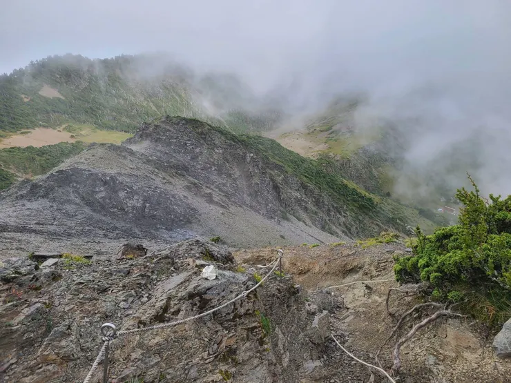 碎石下坡,看得到南湖山屋了