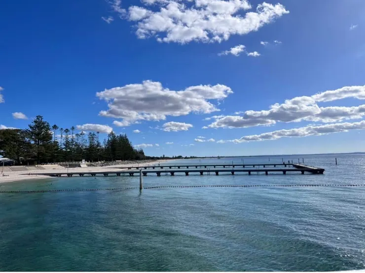 圍起柵欄的海水游泳池
