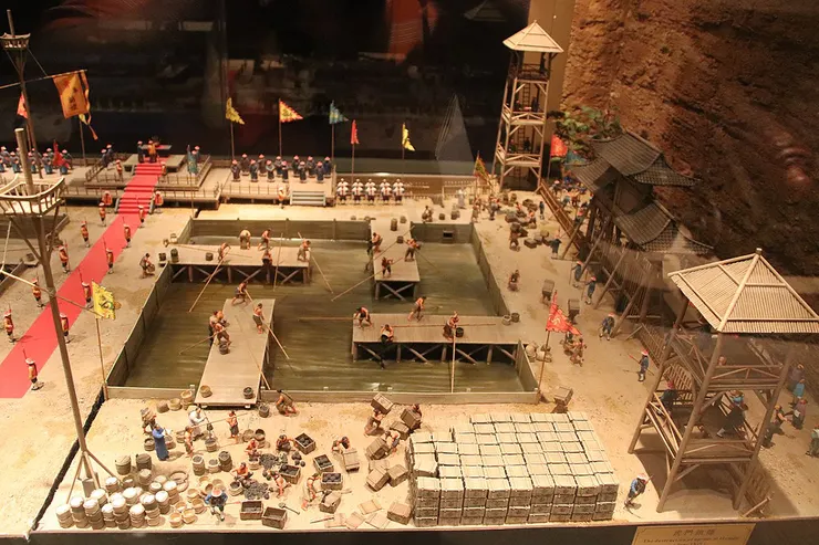 歷史小教室！林則徐大大當年銷毀鴉片用的就是『生石灰遇水發熱』這招！威力強到能銷煙，現代改良版乾燥劑當然也能輕鬆KO濕氣啦！（溫馨提示：我們家用的安全生石灰不會這麼暴力，請放心）