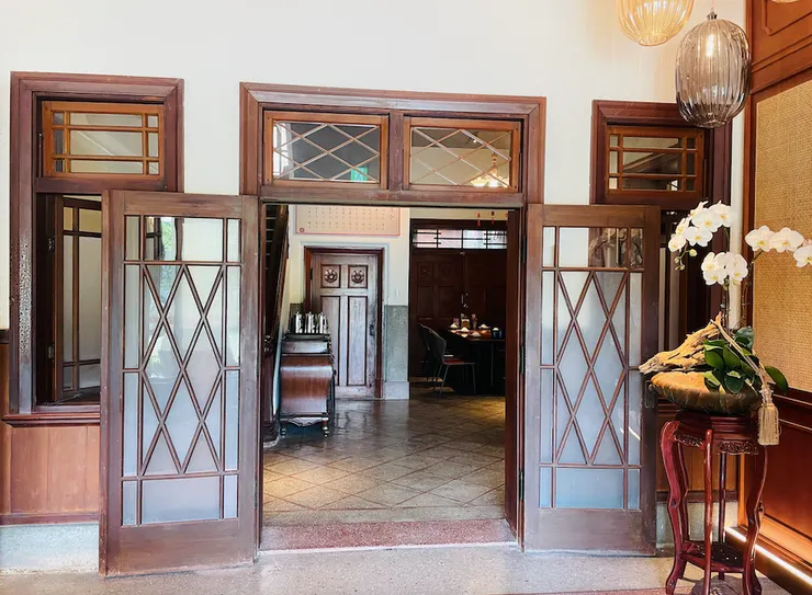 櫥櫃、窗台、窗框與窗花都只做些微修整,盡量維持了原有的就時代感。