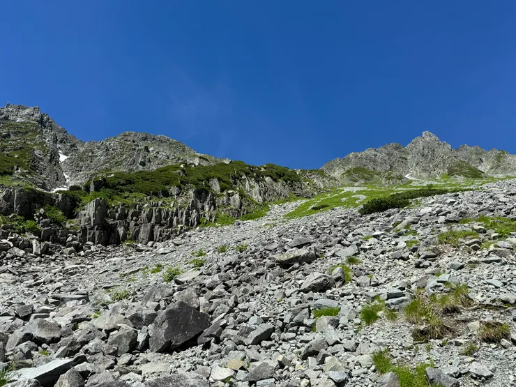 慢慢接近要爬石頭的路段