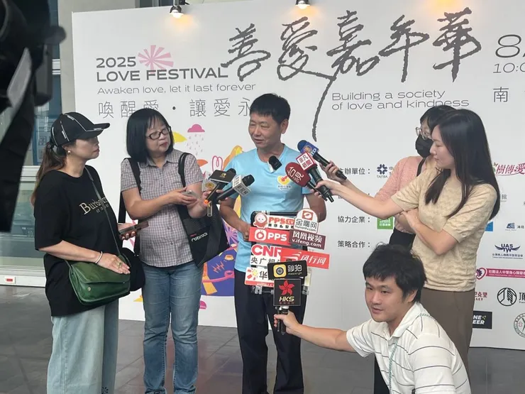 社團法人小樹傳愛協會 陳俊秀 副理事長接受媒體聯訪。(圖/社團法人小樹傳愛協會提供)