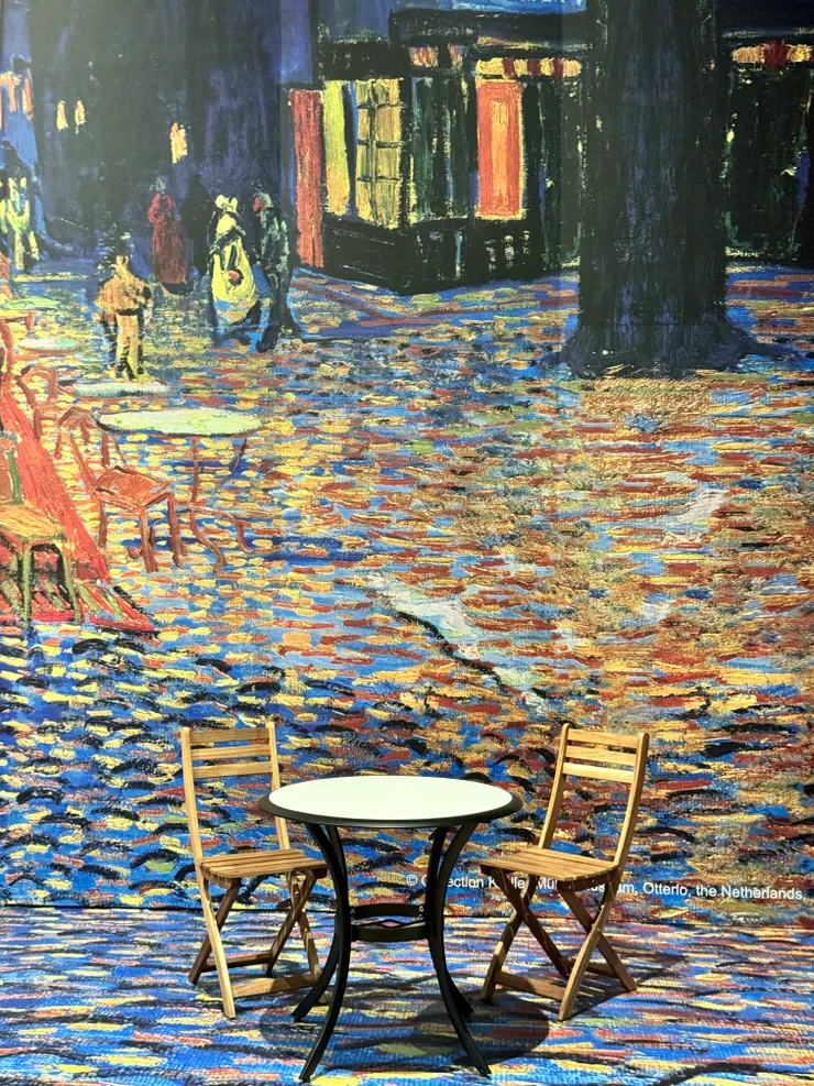 【夜晚露天咖啡座】做出大型壁畫和擺設，可以座著拍照，但要做好排隊的心理準備