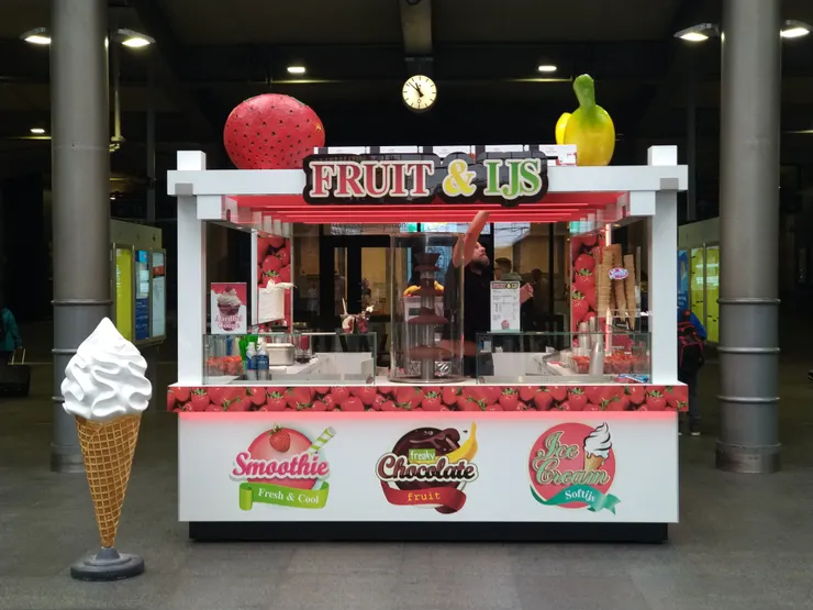 吃吃喝喝是旅行中很重要的一環(圖為比利時安特衛普車站冰淇淋及果汁攤車)