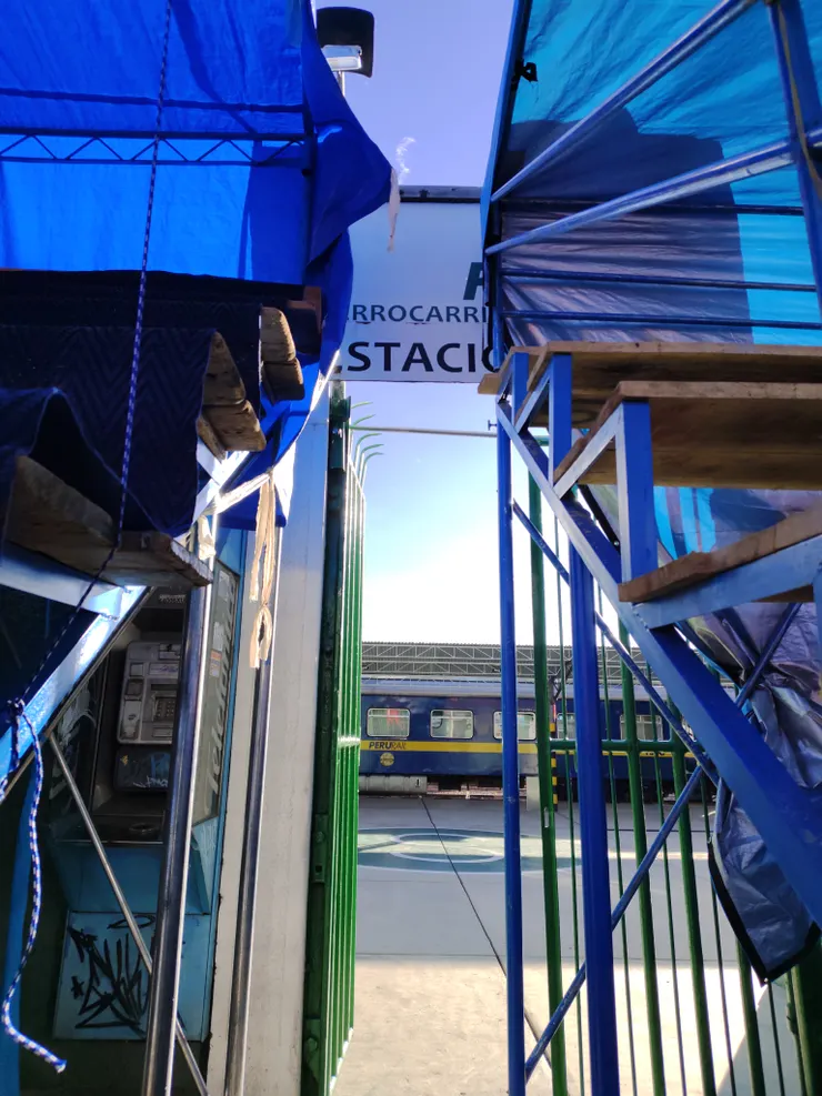 看臺縫隙中的車站入口