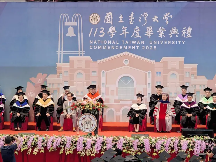 國立臺灣大學畢業典禮，校長陳文章期勉畢業生走出屬於自己的路，也成為影響他人的力量。（圖／1111人力銀行提供）