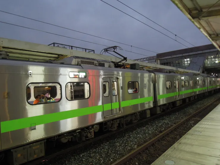 停靠在新豐站的EMU900型  攝影:作者/新豐