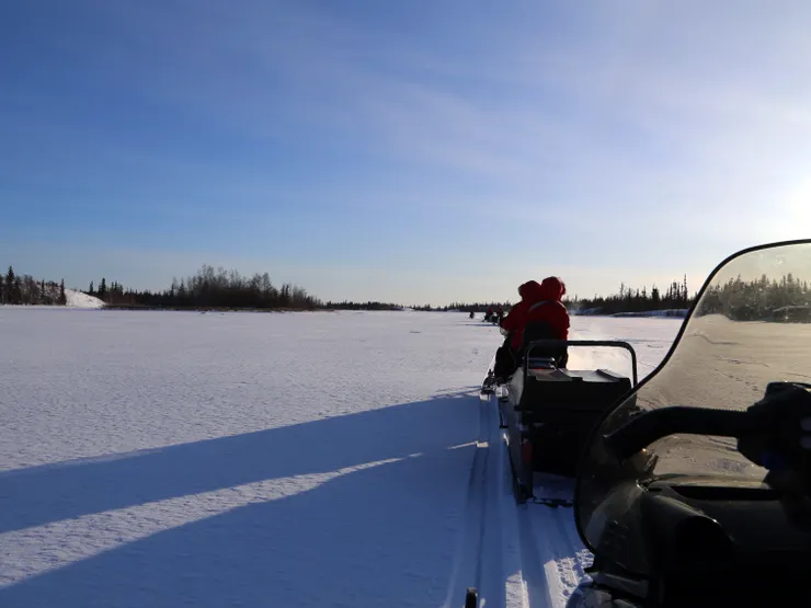 車隊前進大奴湖