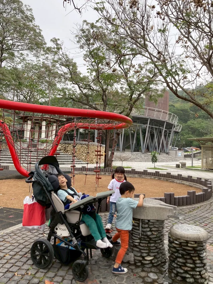 清水鰲峰山遊戲場。 跟弟弟一起來能夠靠近陪伴的子祐。 拍攝於2022年