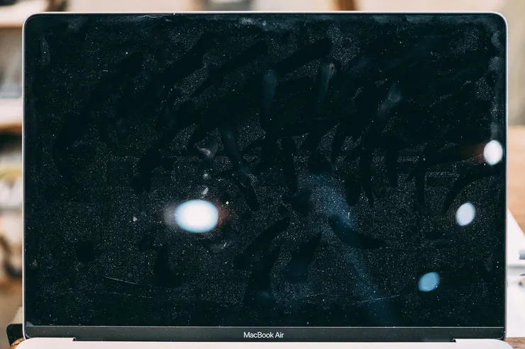 關閉電源更清楚看到污漬位置