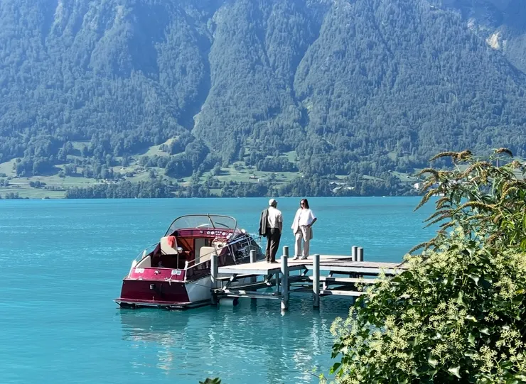 在棧板上拍照的人