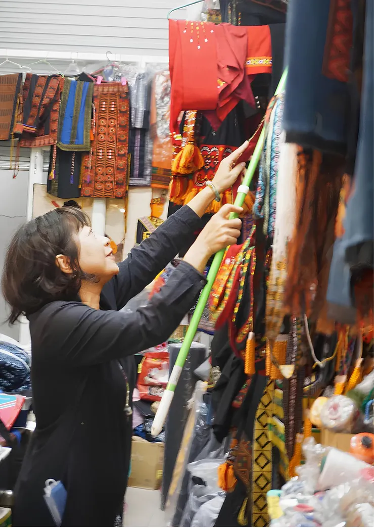 ▲店內陳列著各式布料，處處可見繽紛的圖騰元素。