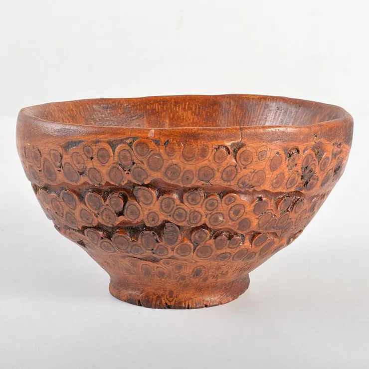 用竹可以製成碗，參差排列不一，古意有趣。　