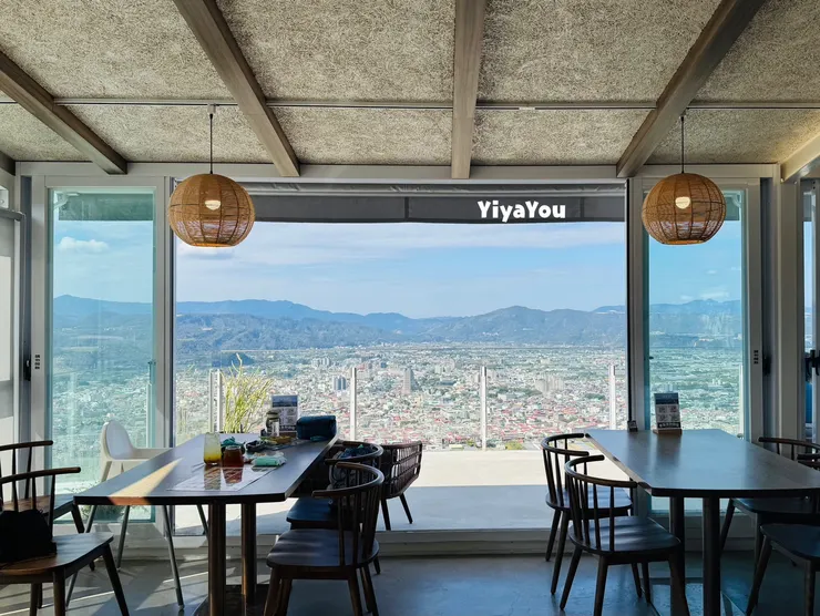 在帶著南洋風的餐廳裝潢，坐在落地窗旁，欣賞著埔里盆地的景觀用餐，很有度假的感覺。