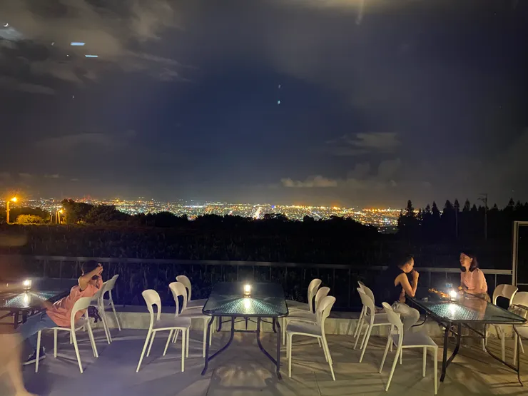 有室內和室外的座位🪑