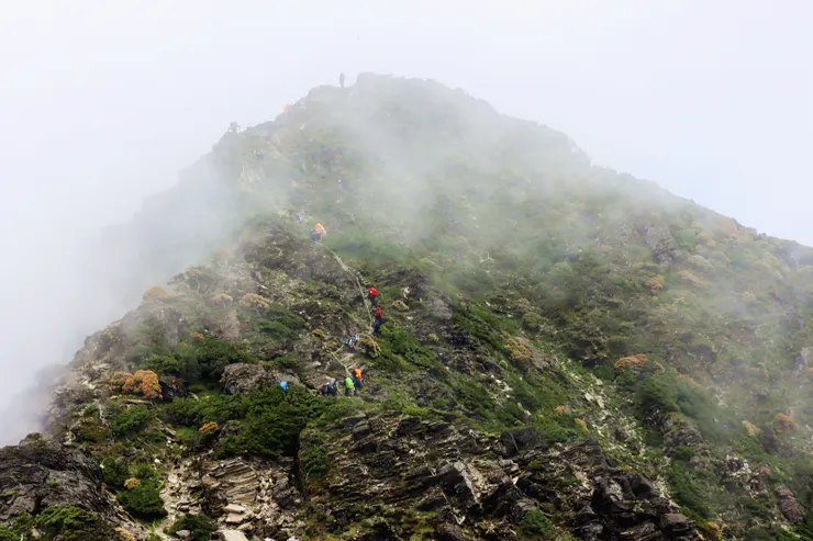 ▲翻越五岩峰（要上下五座小山峰）