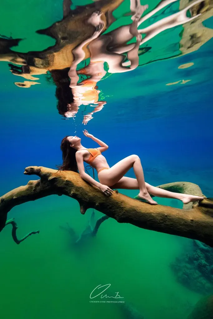 鄭婷怡Ty在印尼海底森林拍攝出一系列不可思議的形象照，而照片中的自然景觀乃是上層淡水、下層鹹水所導致的天然漸層奇觀。（圖／鄭婷怡Ty提供）