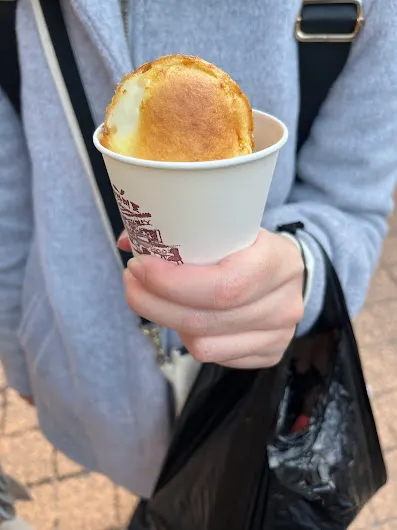 雞蛋糕會裝在杯子裡。那個黑色塑膠袋裡就是望遠市場買的草莓哈哈哈。